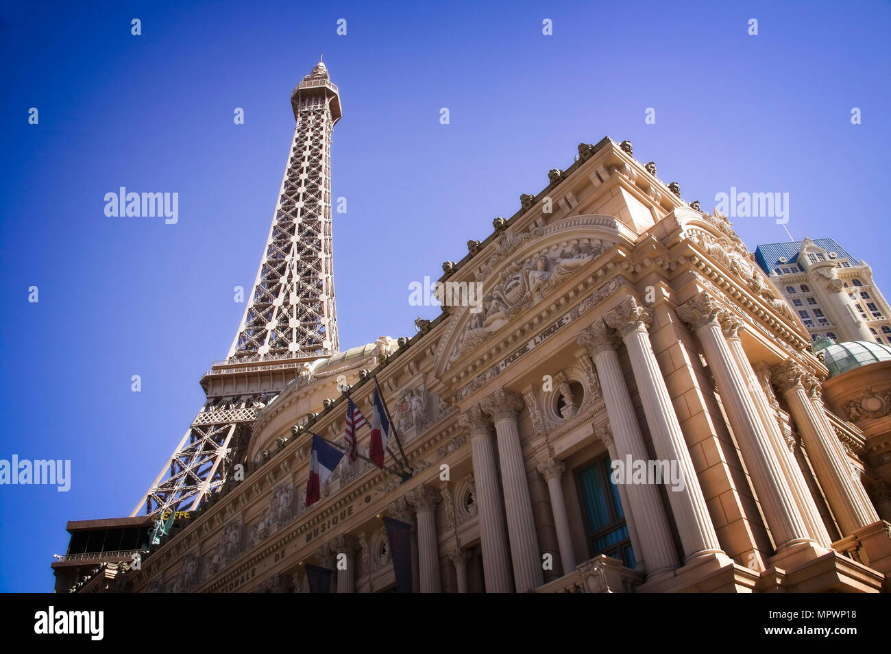 La Torre Eiffel replica spicca al casinò di Parigi sulla strip di Las Vegas, Nevada. Foto Stock