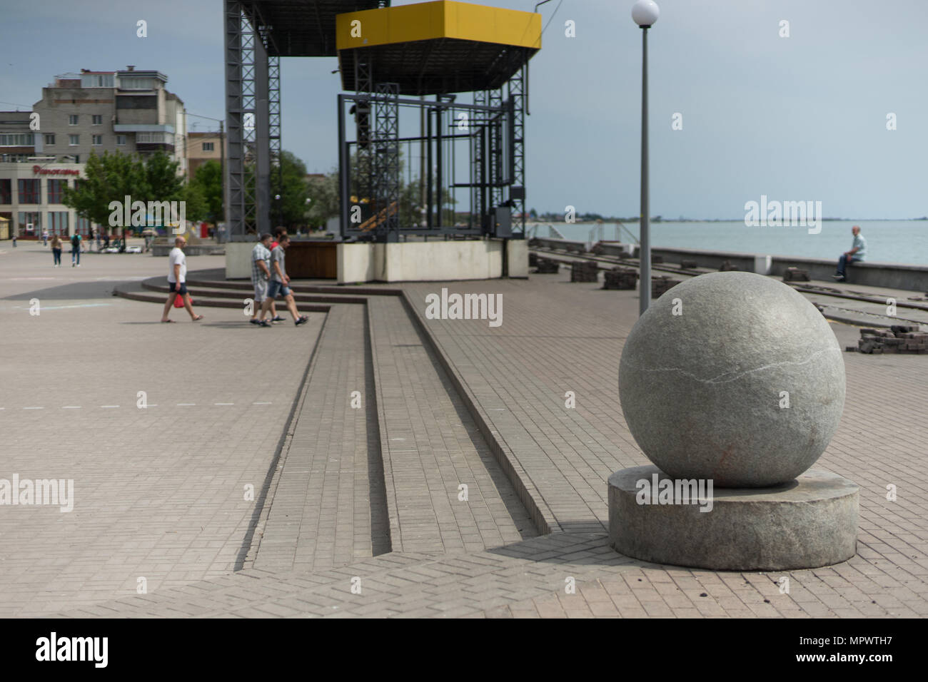 Palla di marmo scultura sul mare square Foto Stock