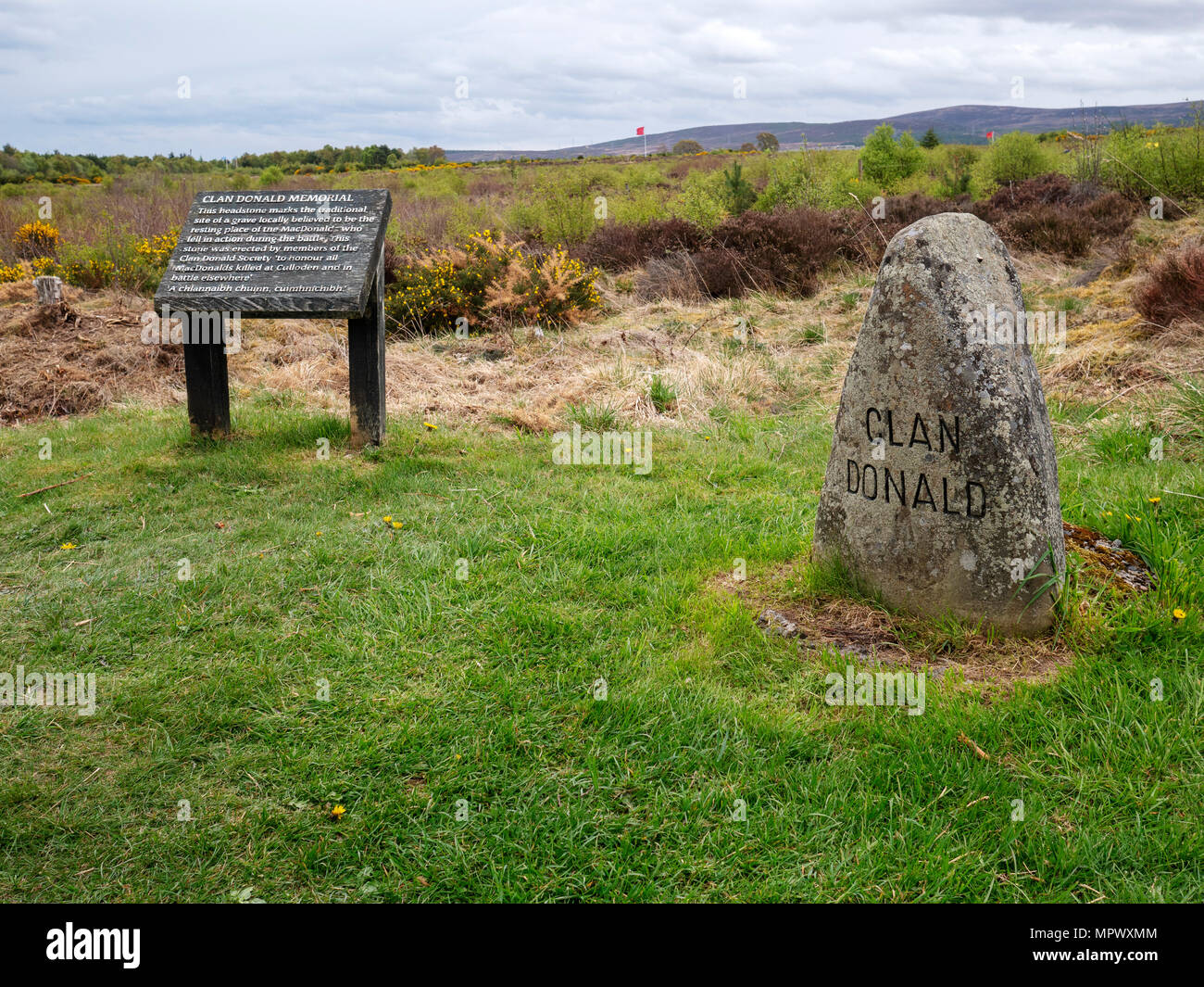 Il Clan Donald Memorial e grave marker al Culloden Moor vicino a Inverness, Highlands scozzesi, sito della battaglia di Culloden, 16 aprile 1746. Foto Stock