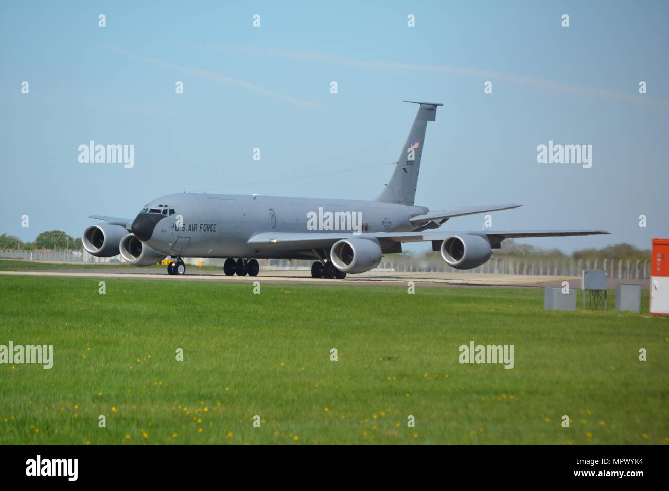 K C 135 aerei cisterna si prepara a prendere il via a R A F Mildenhall airbase (sequenza ) Foto Stock