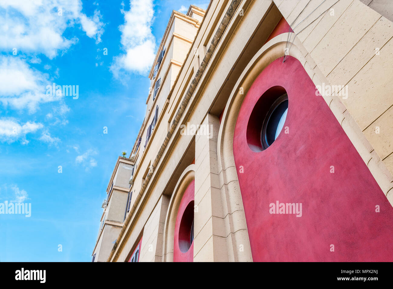 Archi ed elementi architettonici del Teatro Palladium in Roma sotto un cielo nuvoloso Foto Stock