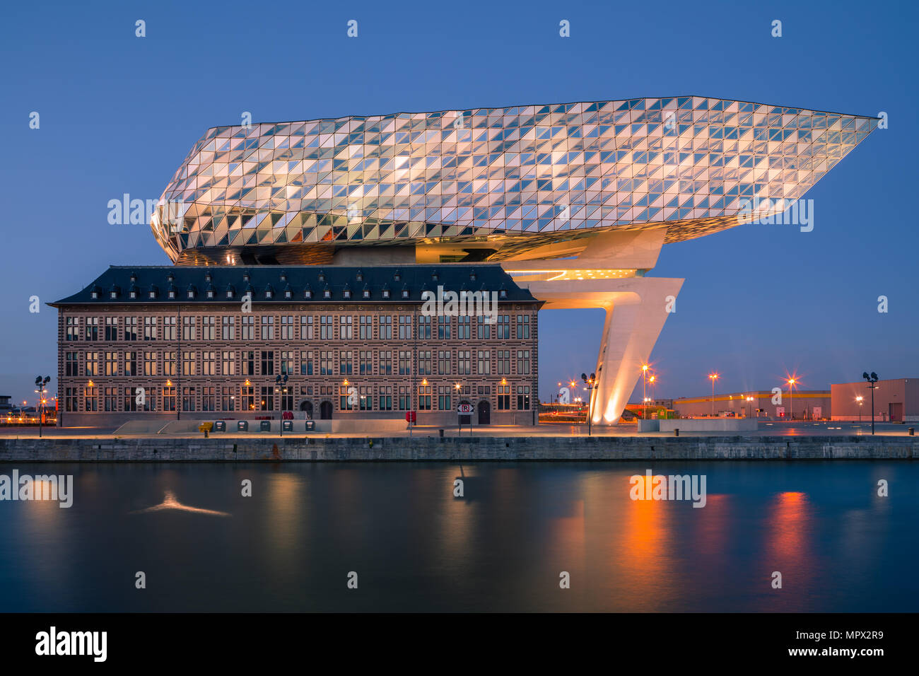 Zaha Hadid Architects, la nuova porta House durante il crepuscolo in Anversa, Belgio Foto Stock