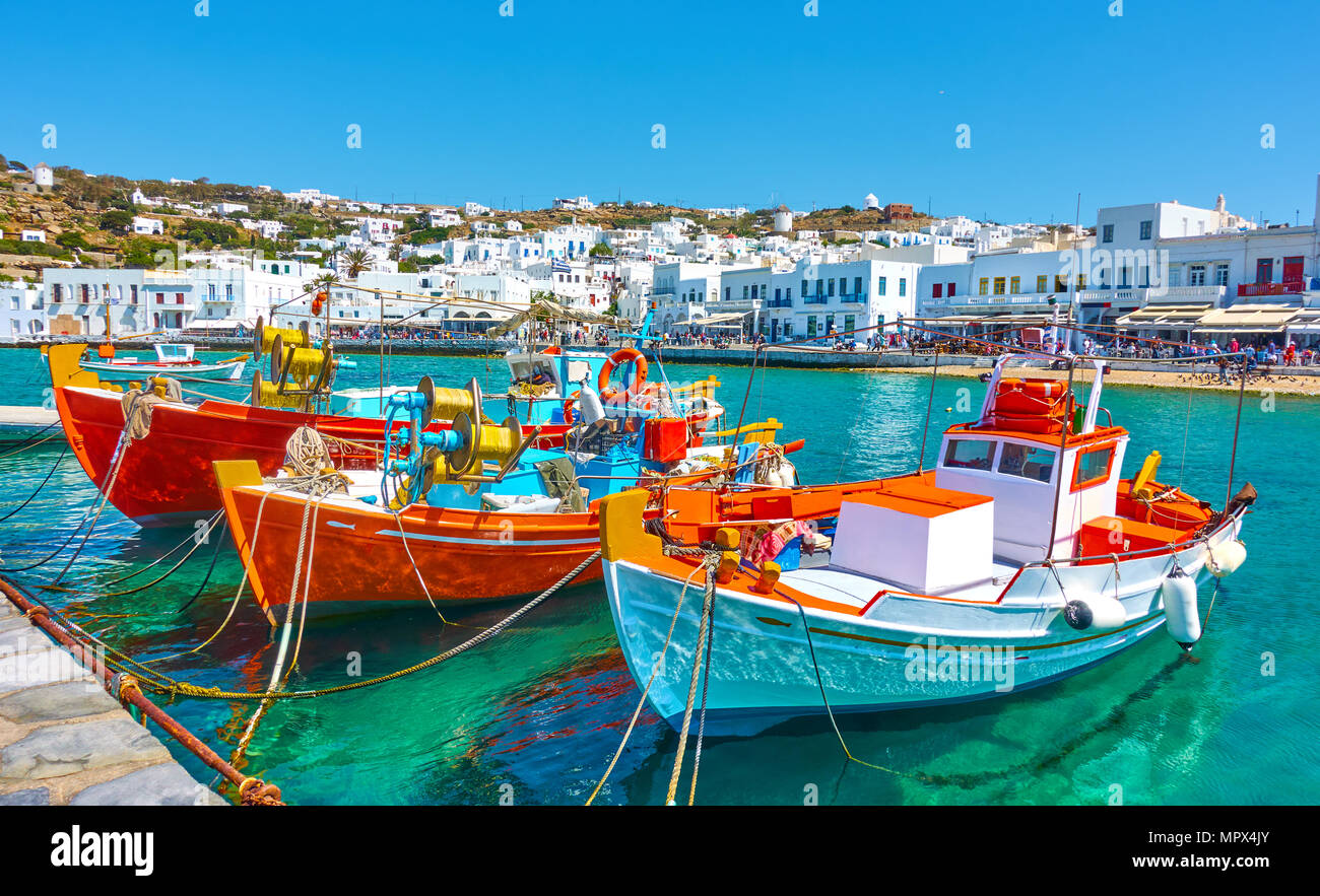Porta con vecchie barche da pesca e il porto di Mykonos Islang, Grecia Foto  stock - Alamy