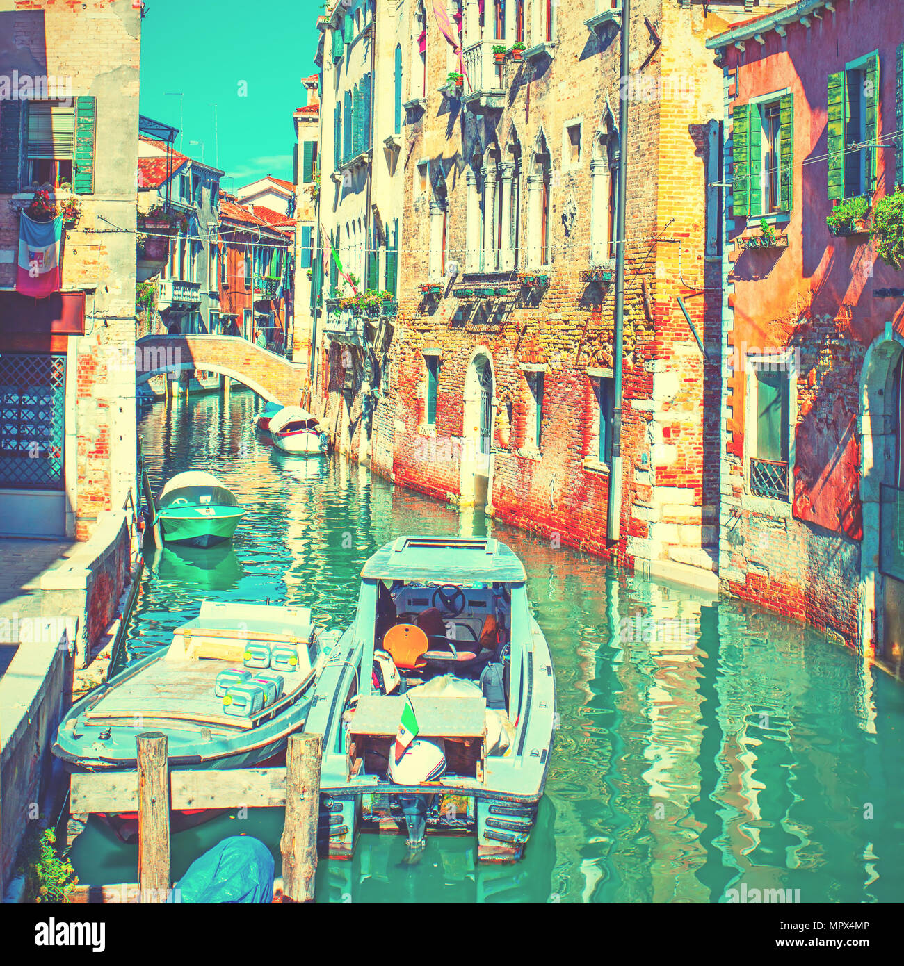 Lato stretto canale con barche ormeggiate a Venezia, Italia. In stile vintage tonica Foto Stock