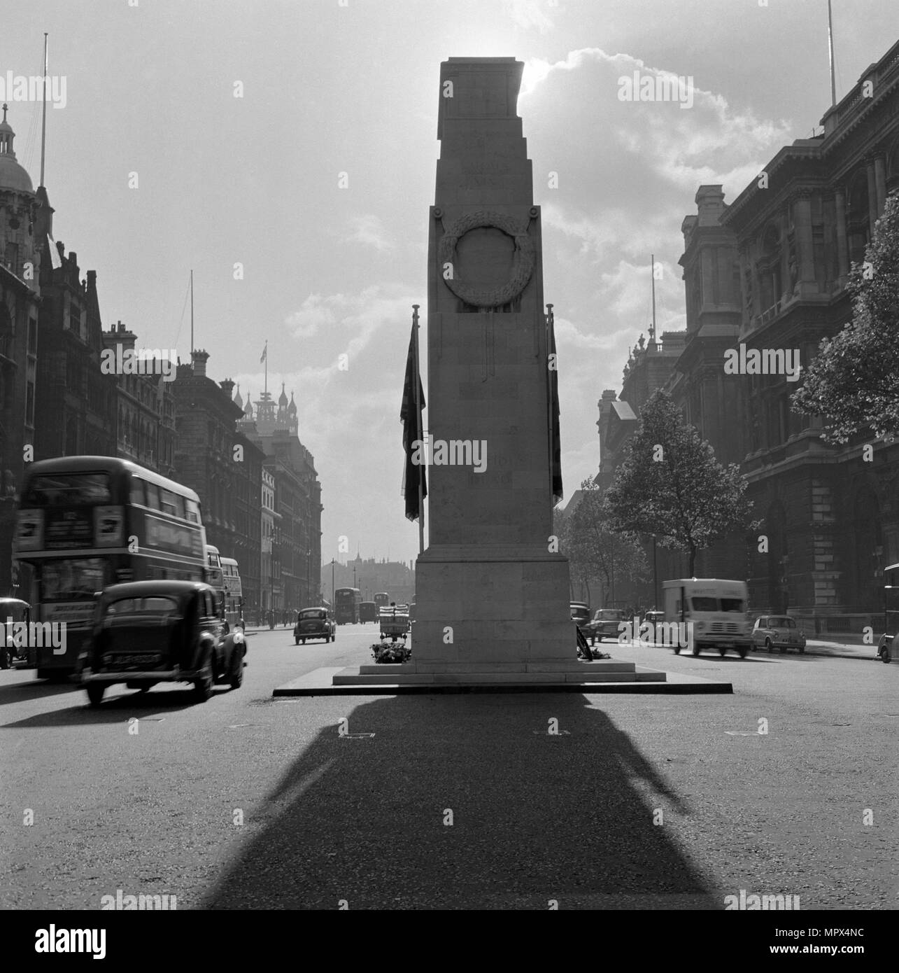 Il cenotafio, guardando verso sud lungo il Parlamento Street, Whitehall, Westminster, Londra, 1959. Artista: John Gay. Foto Stock