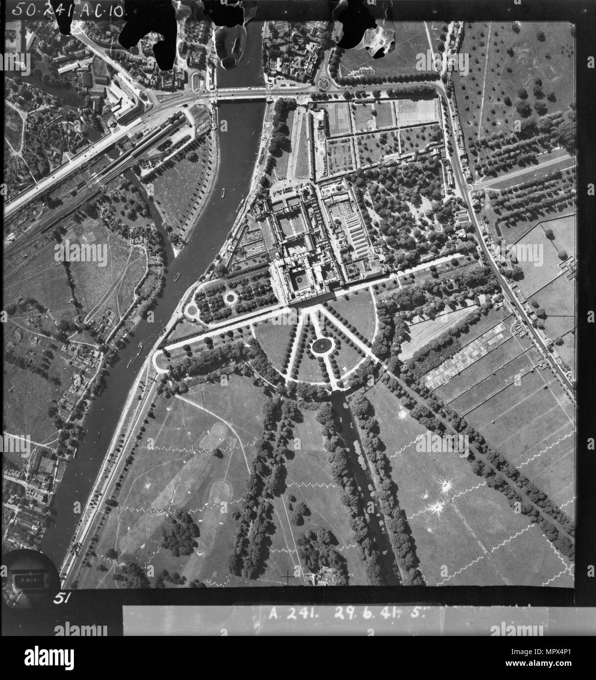 Hampton Court Palace, Richmond Upon Thames, London, 1941. Artista: RAF fotografo. Foto Stock