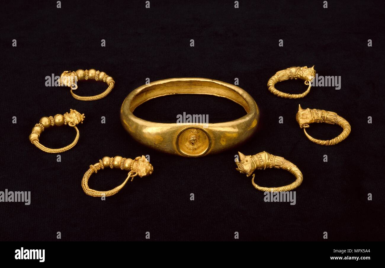 Orecchini in oro e oro bracciale, fom un tesoro del tempio, 4a-3a secolo A.C. Artista: sconosciuto. Foto Stock