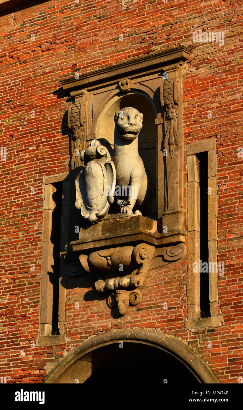 La pantera, simbolo della città di Lucca, una statua in marmo della città antica mura gate, eretto nel XVI secolo h Foto Stock