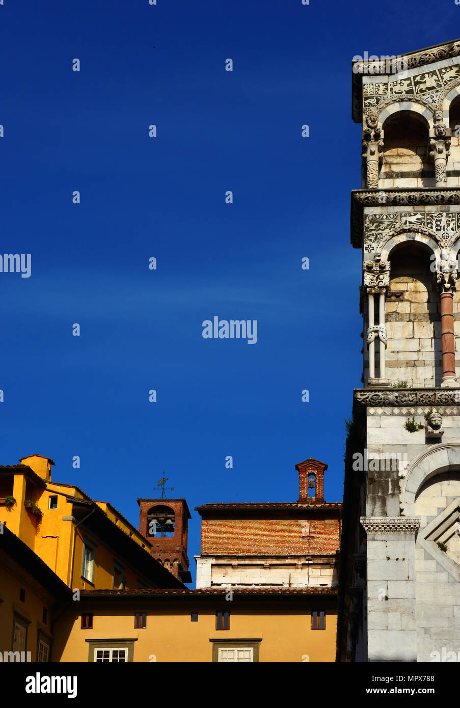 Antica torre medievale e la chiesa nel centro storico di Lucca, in Toscana (con copia spazio) Foto Stock