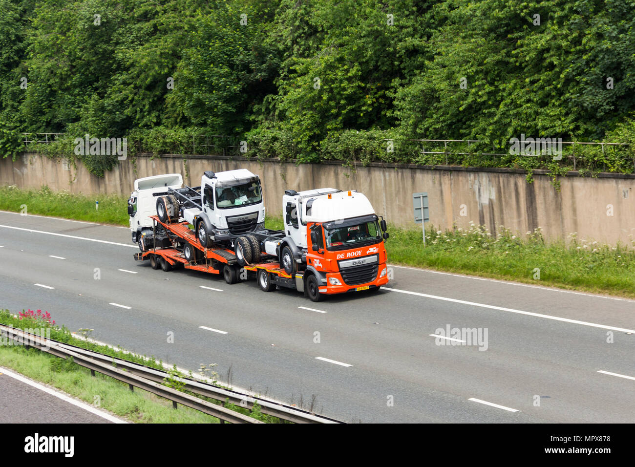 Paesi bassi registrati, De Rooy branded, piccolo camion transporter viaggia su M61 Autostrada vicino Farnworth, Regno Unito. Foto Stock