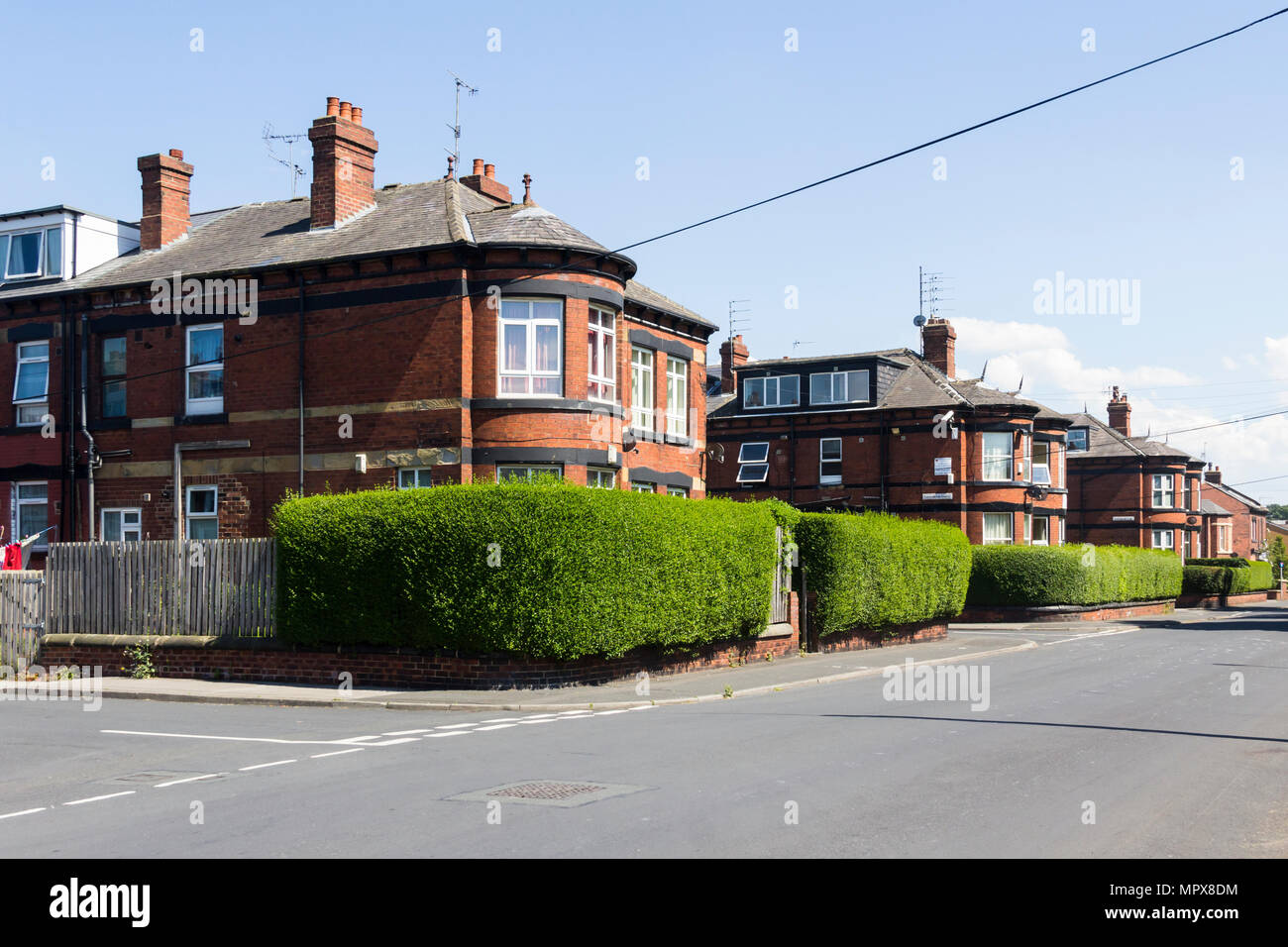 Large end case terrazza con inusuale a piena altezza baie finestrata su Arthington Street, Leeds. Le case sono state costruite nel tardo XIX secolo. Foto Stock