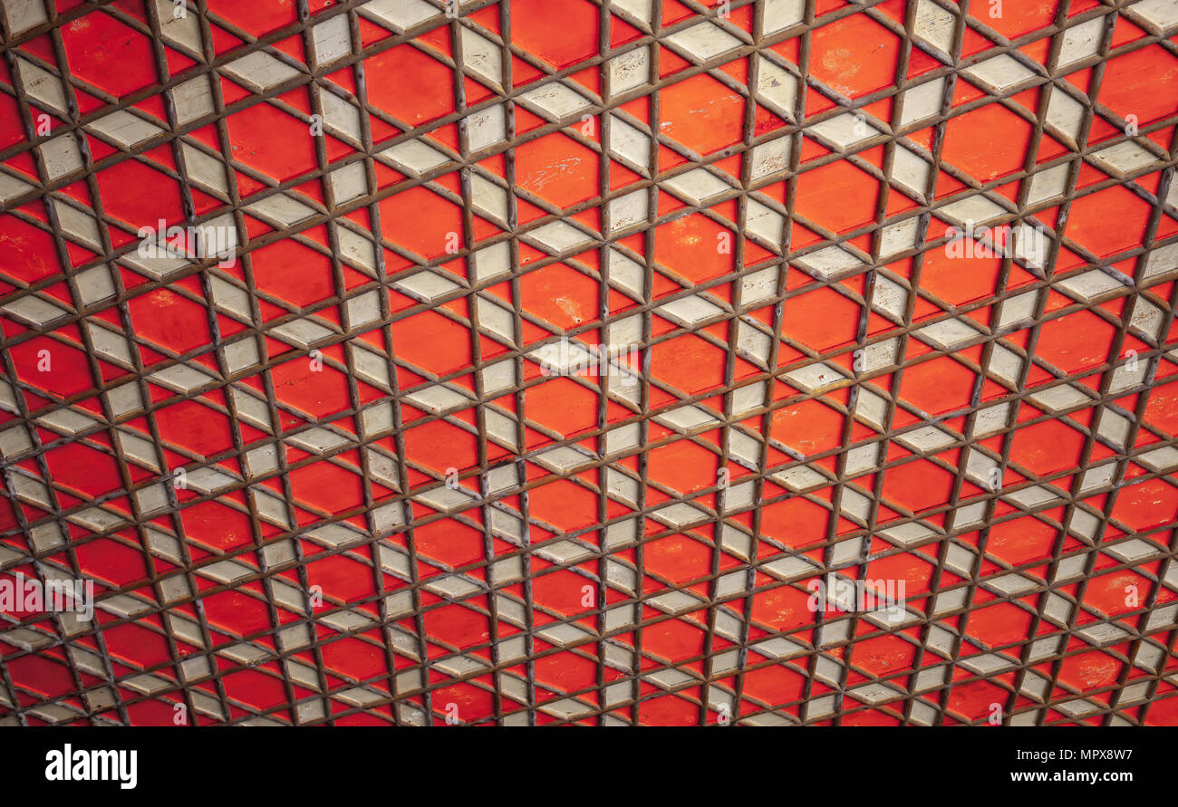 Geometrica modello Arabo, rosso di soffitto in legno, foto di sfondo texture Foto Stock