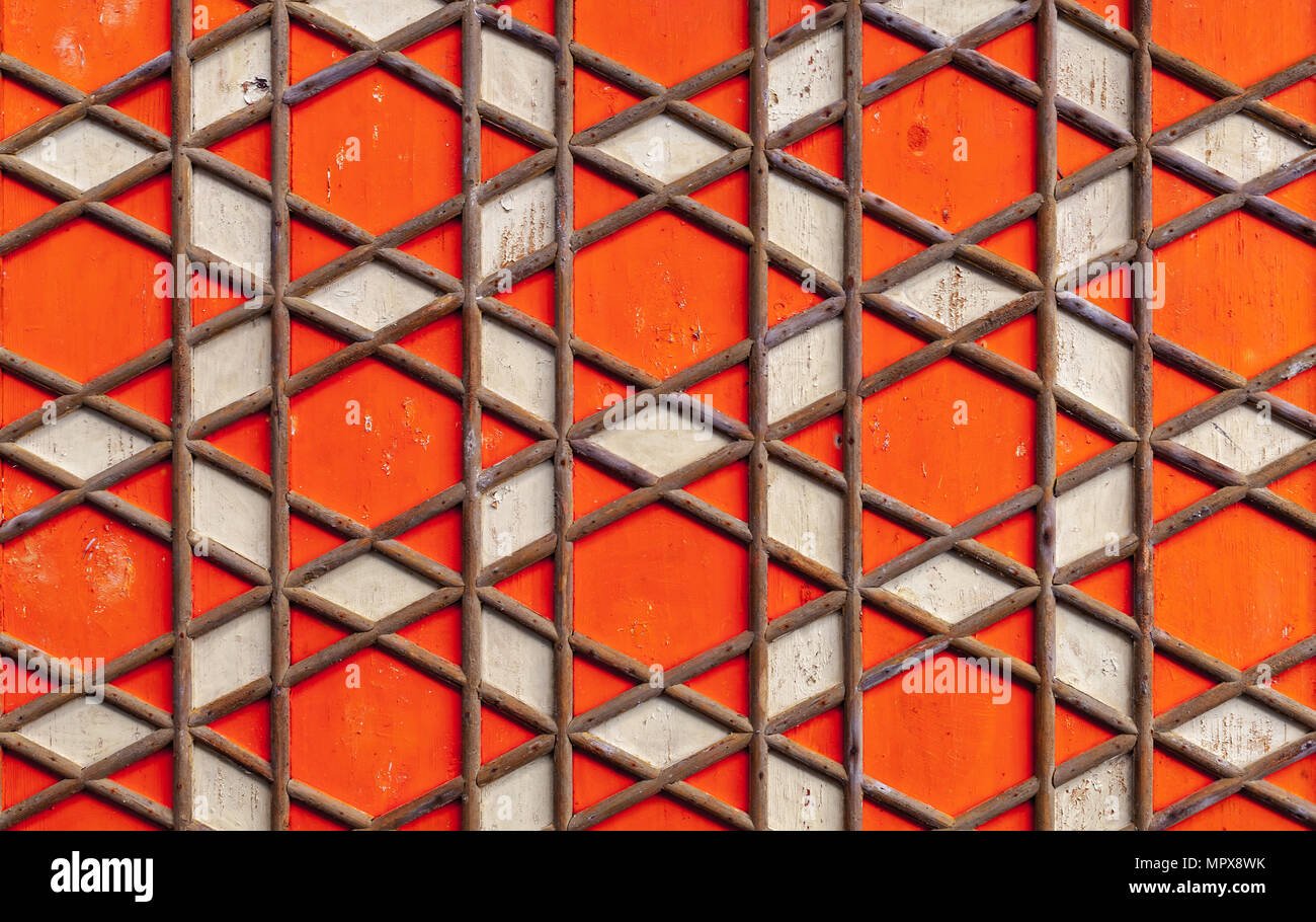 Geometrica modello Arabo, rosso di soffitto in legno texture di sfondo Foto Stock