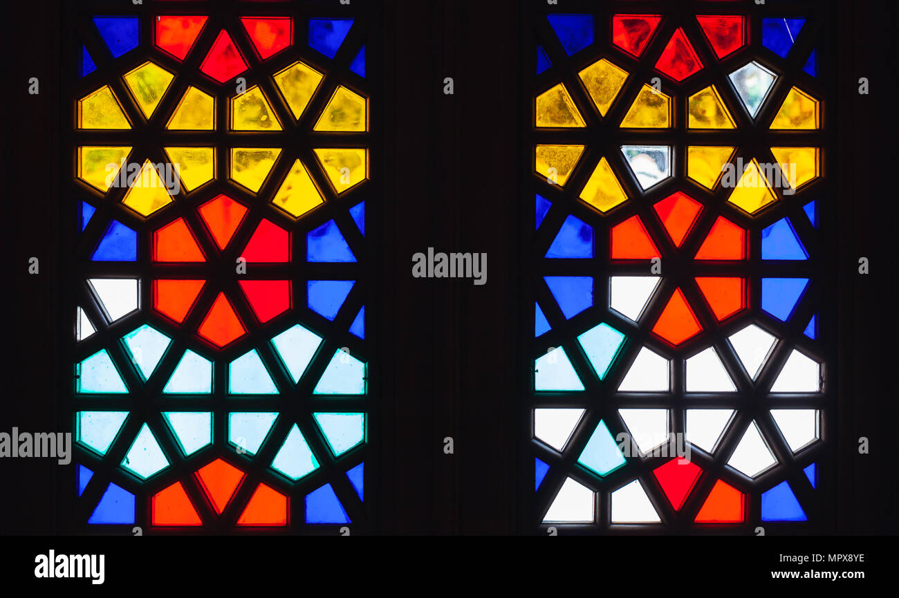 Vetrata con geometrica arabo pattern, foto di sfondo texture Foto Stock