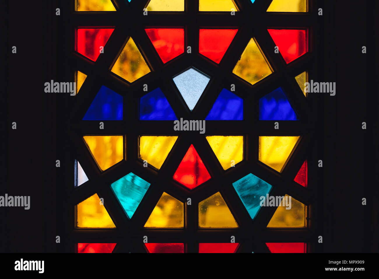 Il vetro macchiato con geometrica arabo pattern, foto di sfondo texture Foto Stock
