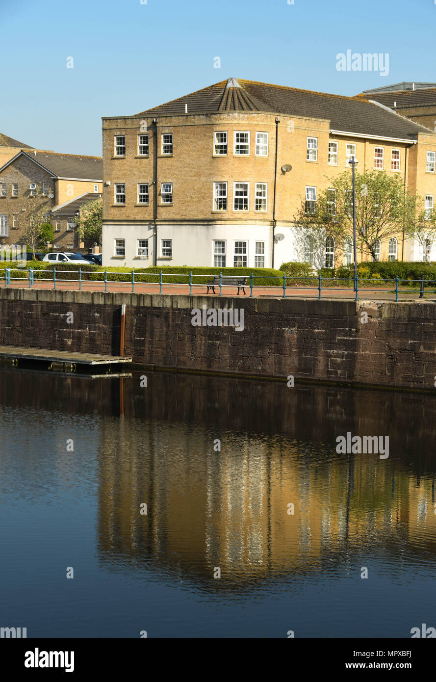 Nuove case sul lungomare a Penarth Marina vicino alla città di Cardiff Foto Stock