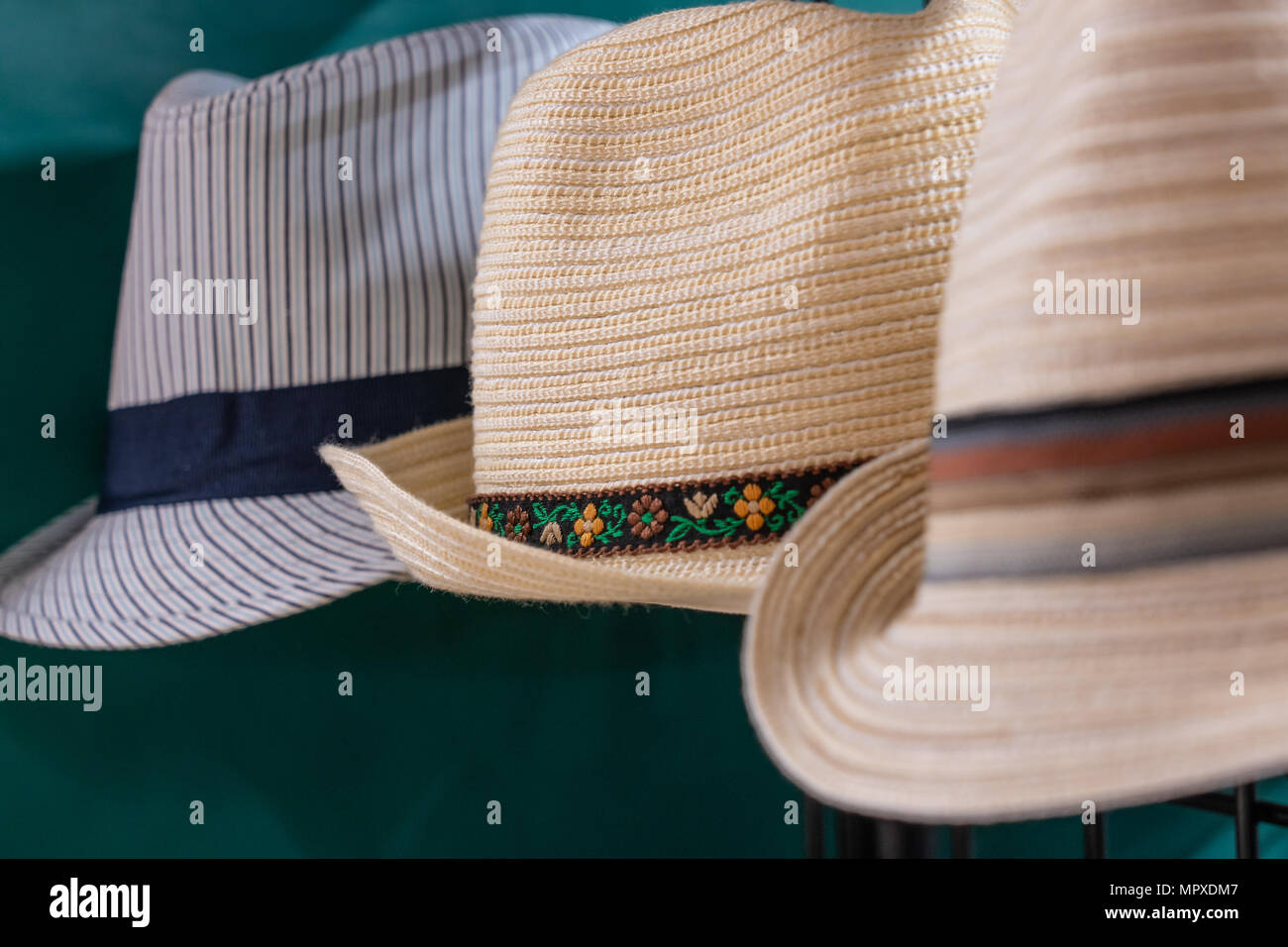 3 cappelli per la vendita, a strisce blu e tessuto bianco con una banda della marina, un tessuto con banda floreali e un tessuto con blu e marrone nastro striato Foto Stock