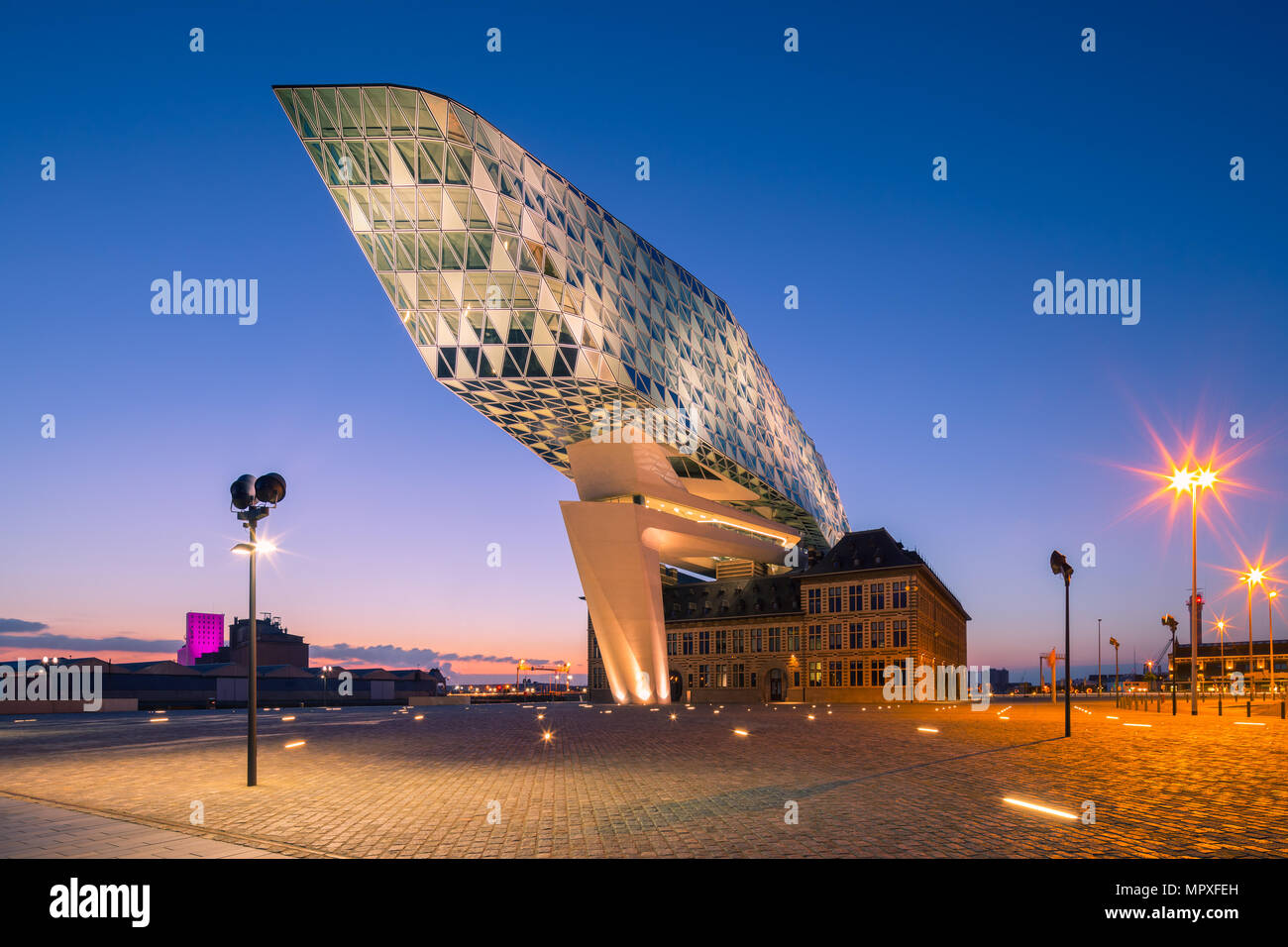 Zaha Hadid Architects, la nuova porta House durante il crepuscolo in Anversa, Belgio Foto Stock