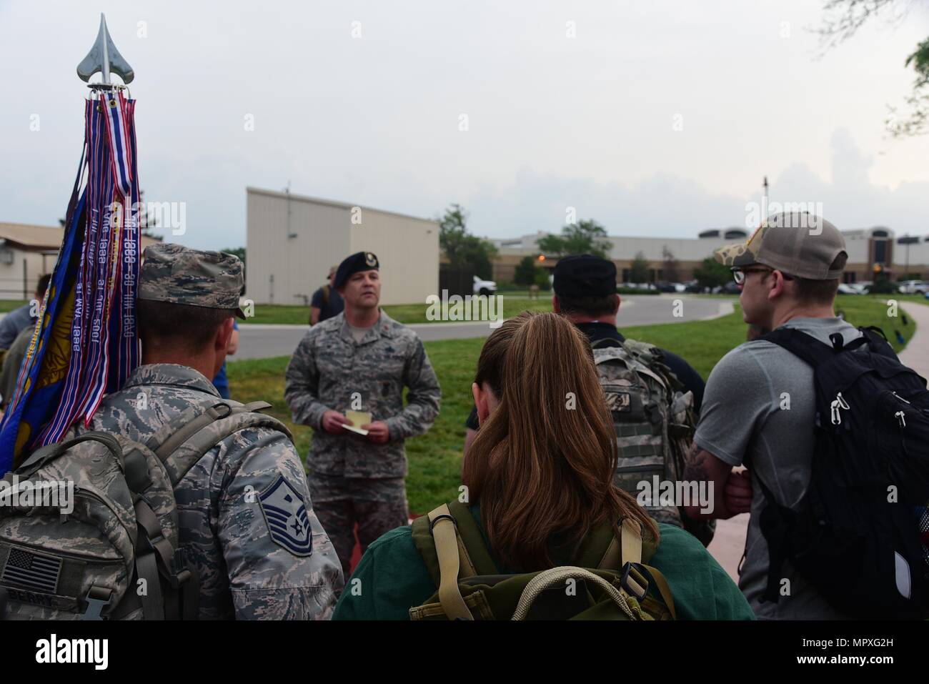 Membri del team di McConnell si riuniscono intorno il Mag. John Farmer, 22 delle forze di sicurezza comandante dello squadrone, durante il discorso di apertura di un ruck Marzo Maggio 16, 2018 su McConnell Air Force Base, Kansas, 16 maggio 2018. Farmer ha ringraziato tutti per la loro partecipazione a onorare caduti delle forze di sicurezza e Ufficio di Investigazioni Speciali fratelli durante la Polizia Nazionale settimana. (U.S. Air Force foto di Airman 1. Classe Alan Ricker). () Foto Stock