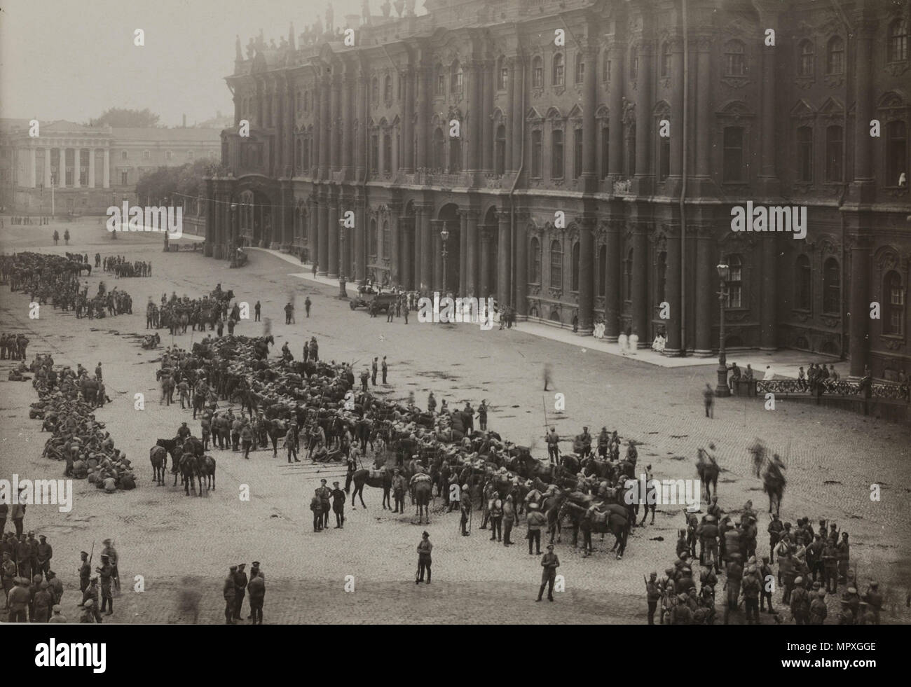 Reggimenti convocato dal fronte di guerra dal governo provvisorio sulla Piazza del Palazzo, prima di th Foto Stock
