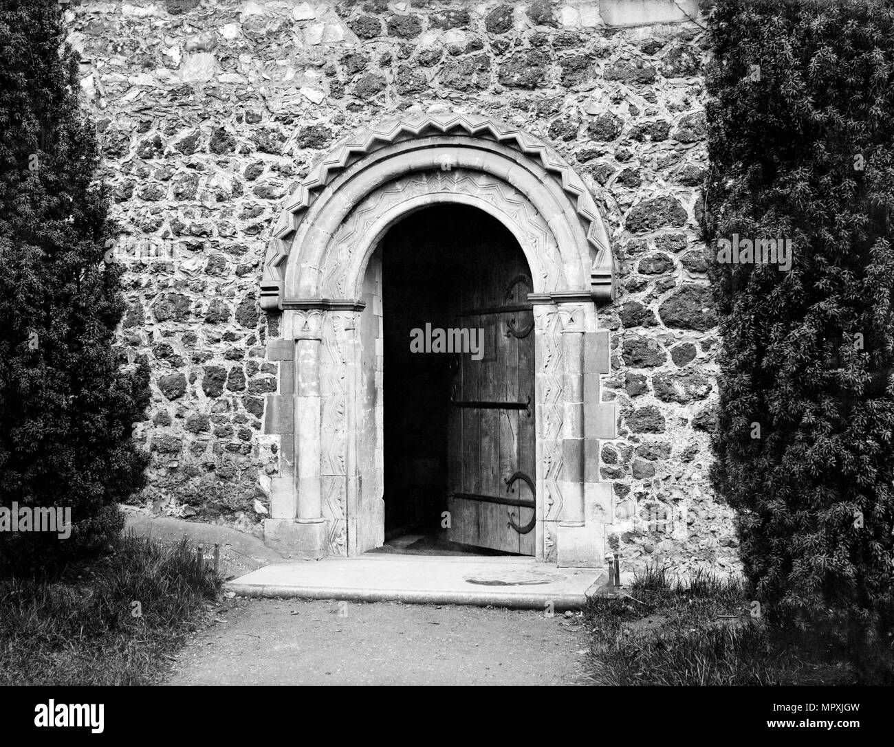 Norman porta di San Lorenzo è la Chiesa, Upton, Slough, Berkshire, 1883. Artista: Henry oggetto di scherno. Foto Stock