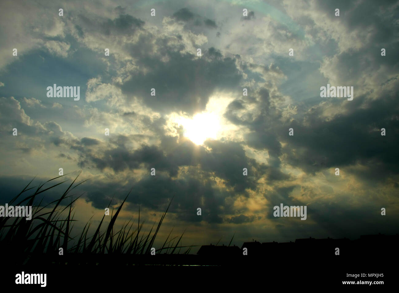 Sun conquista le nuvole. Splendida skyscape bfore il tramonto. Foto Stock