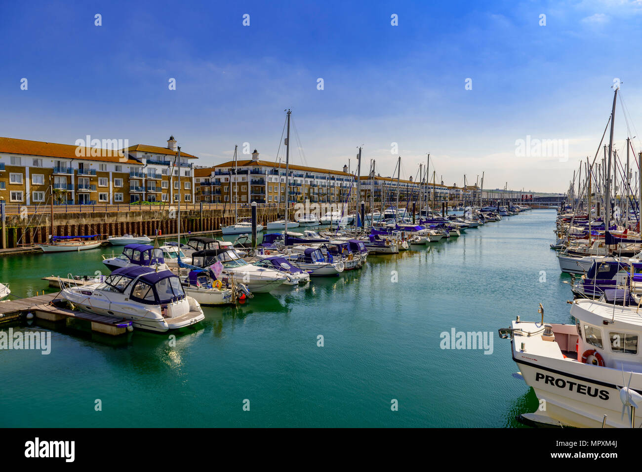 Ormeggiate barche e appartamenti, Brighton Marina, SUSSEX REGNO UNITO Foto Stock