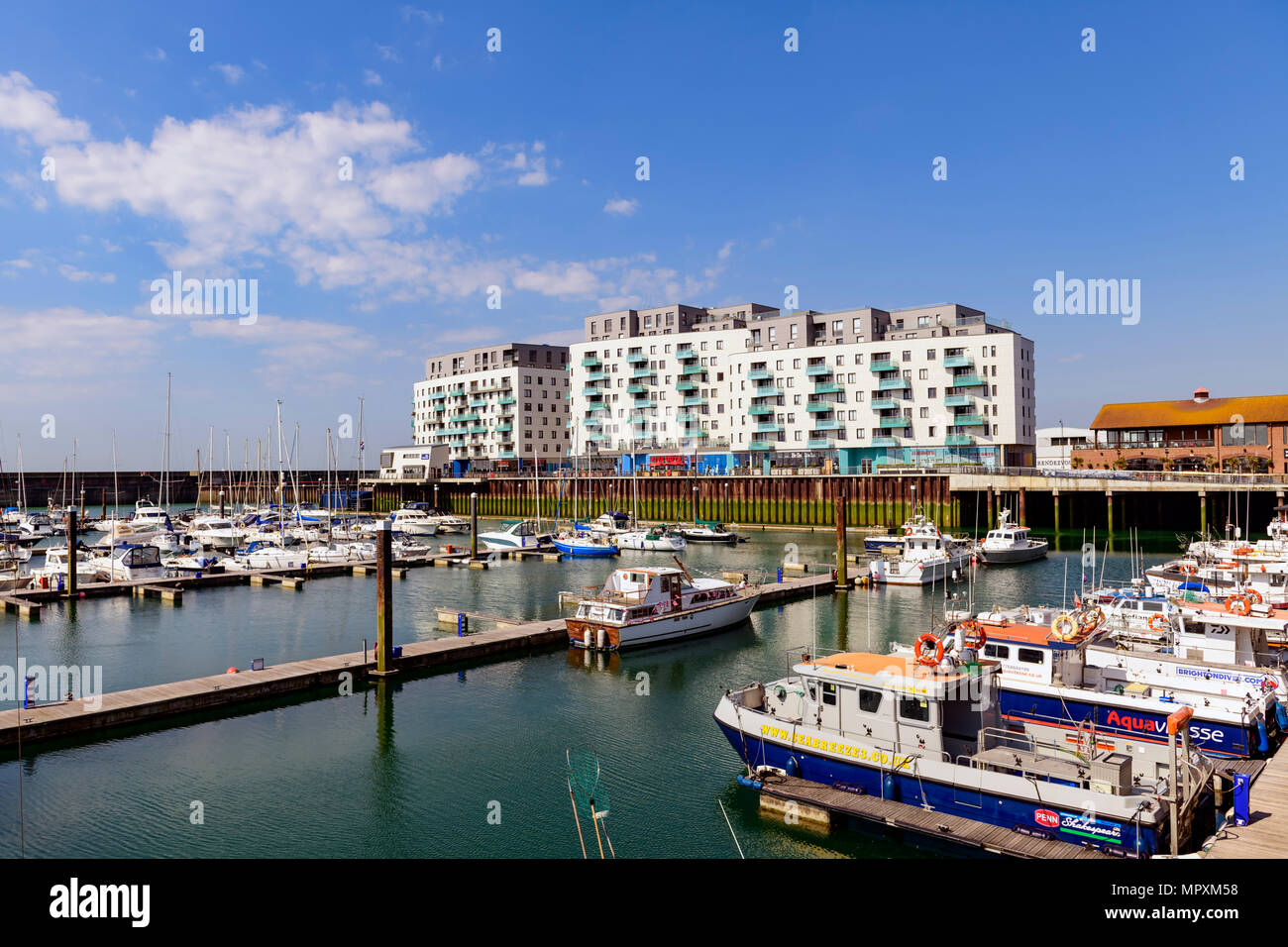 Ormeggiate barche e appartamenti, Brighton Marina, SUSSEX REGNO UNITO Foto Stock