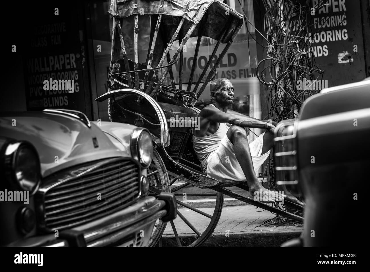 Kolkata rickshawala,taxi, indian street photography,rickshaw,l'india,l'amore,triste,felicità,felice,lotta,Road,poveri,senzatetto,lonely,lonelyness,città,dormire Foto Stock