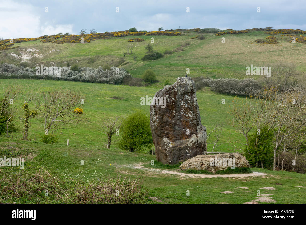 Il tempo storico in pietra neolitico o età della pietra monumento su brook Downs vicino mottistone manor sull'Isola di Wight. Paesaggio e la campagna IOW. Foto Stock