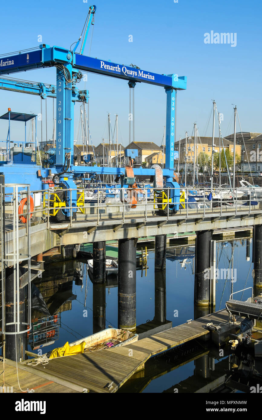 Barca lifting Gantry Crane sul lato del porto in Penarth Marina Quays Foto Stock