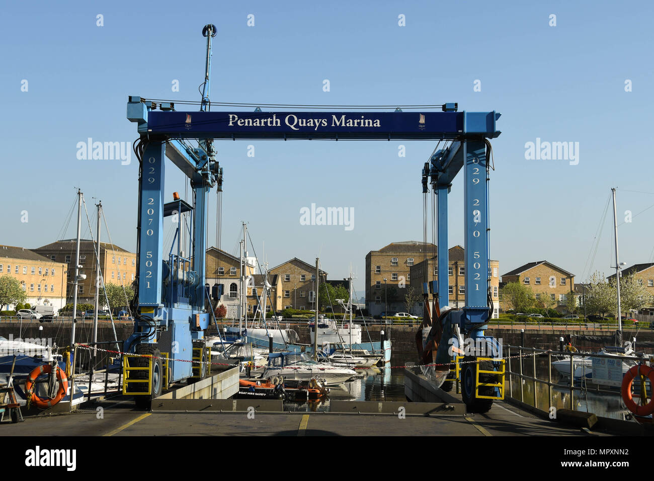 Barca lifting Gantry Crane sul lato del porto in Penarth Marina Quays Foto Stock