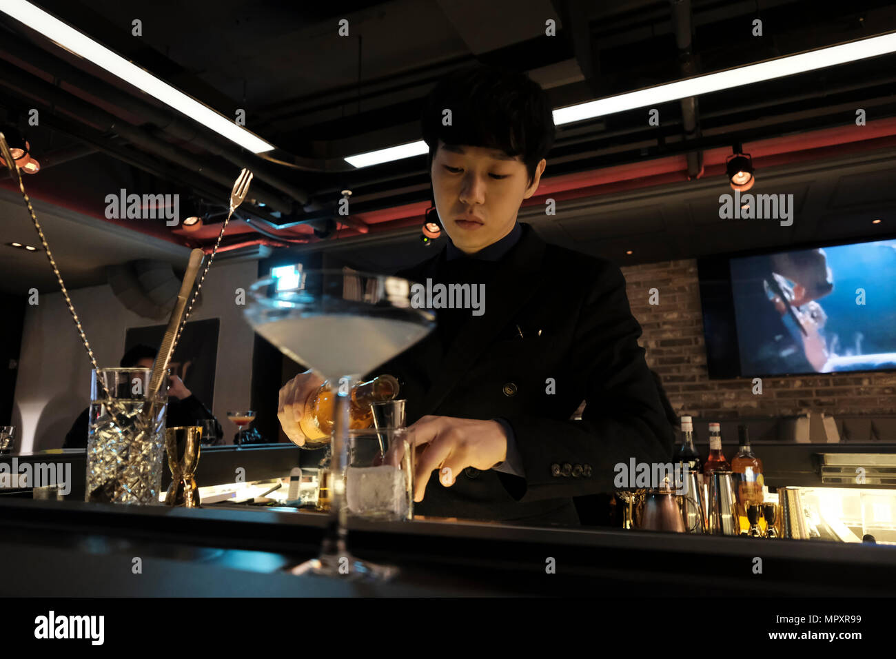 Un barista prepara bevande alcoliche in un elegante bar nell'area alla moda del quartiere di Gangnam, capitale della Repubblica di Corea comunemente conosciuta come Corea del Sud Foto Stock