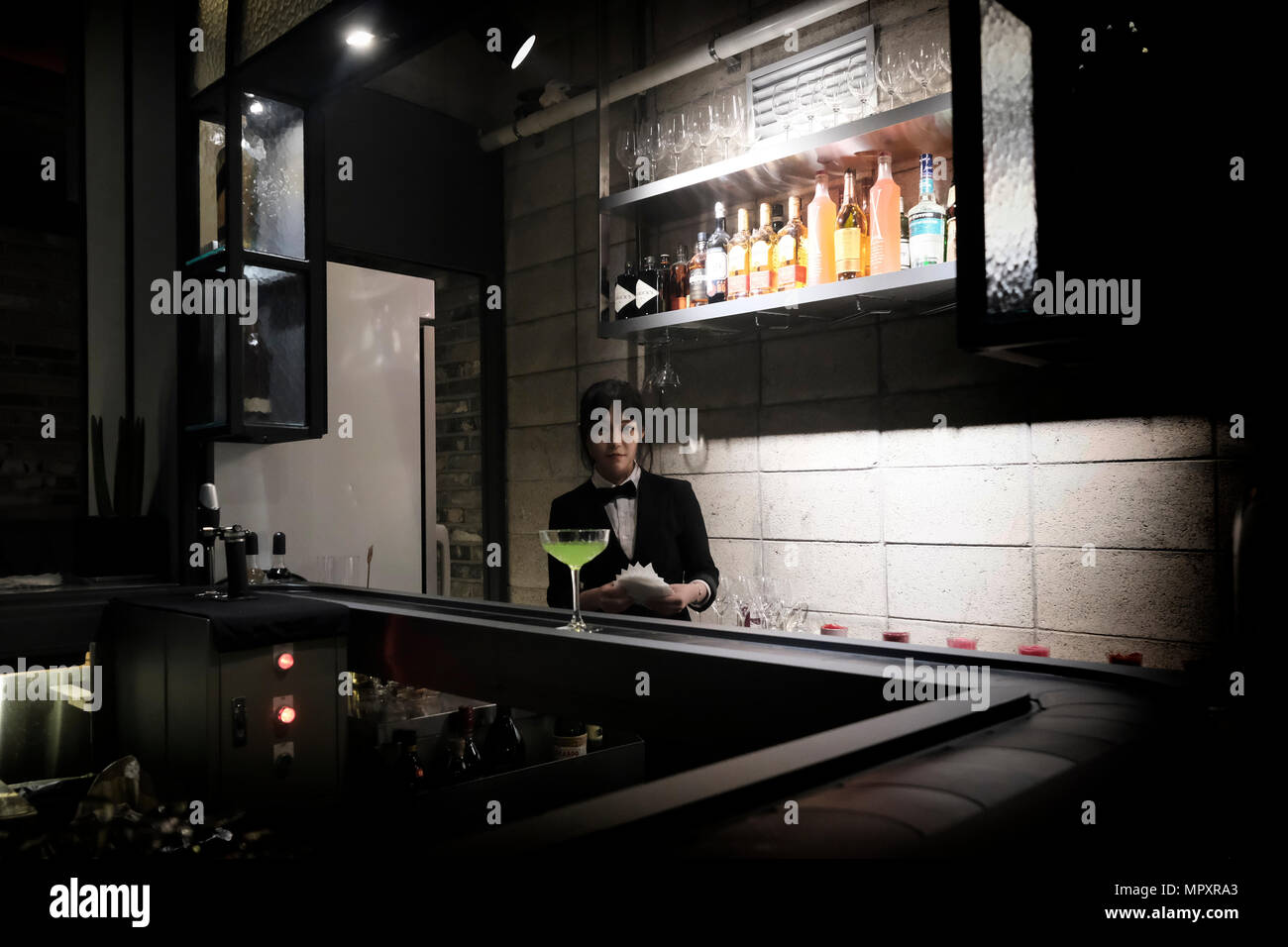 Un barista prepara bevande alcoliche in un elegante bar nell'area alla moda del quartiere di Gangnam, capitale della Repubblica di Corea comunemente conosciuta come Corea del Sud Foto Stock