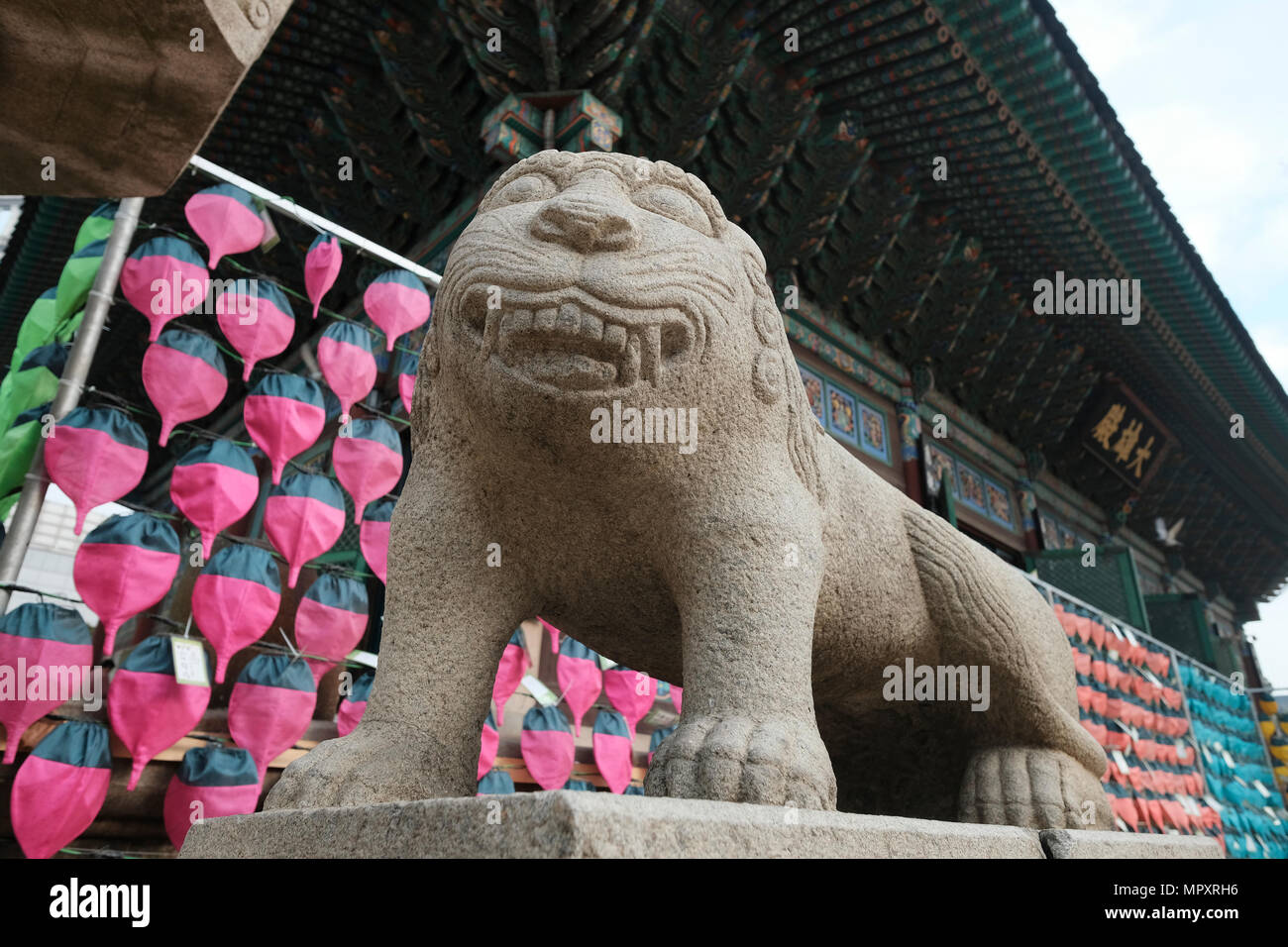 La scultura del leone al cortile del Bongeunsa tempio Buddista situato in Samseong-dong, Gangnam-gu, in Seoul, Corea del Sud Foto Stock