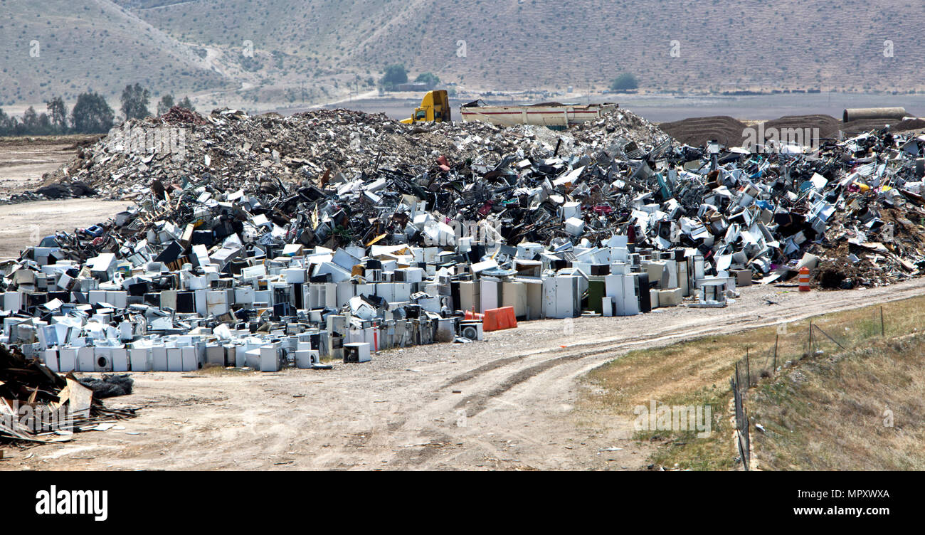 Riciclaggio di rottami di metalli, inclusi scartato elettrodomestici quali frigoriferi, diswashers, congelatori, stufe & etc. Foto Stock