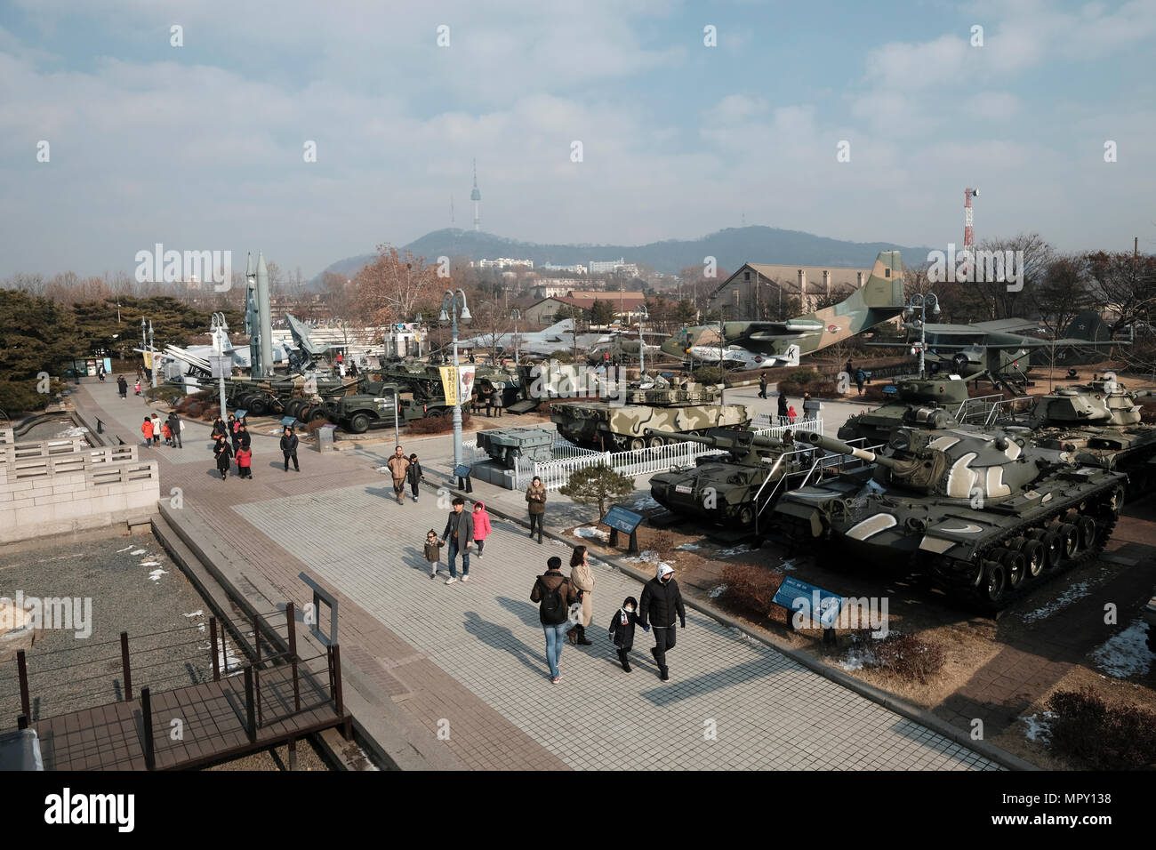 Armi visualizzati al Memoriale di guerra di Corea museum situato in Yongsan-gu district sull'ex sito dell'esercito la sede di mostre e rivolgo la storia militare della Corea nella città di Seoul, capitale della Corea del Sud Foto Stock