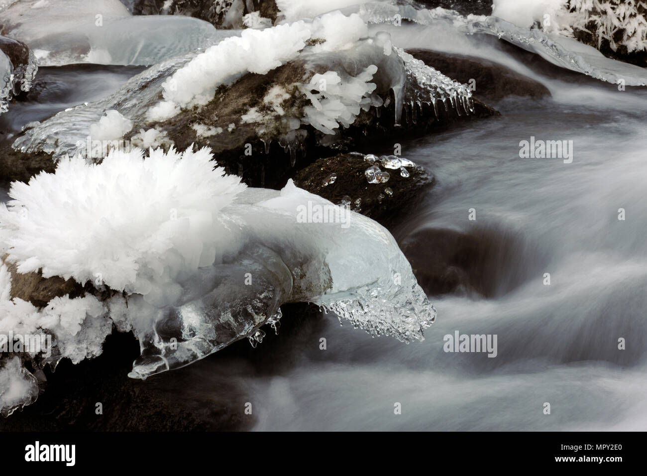Angolo di alta vista del fiume che scorre dalla coperta di neve rocce Foto Stock