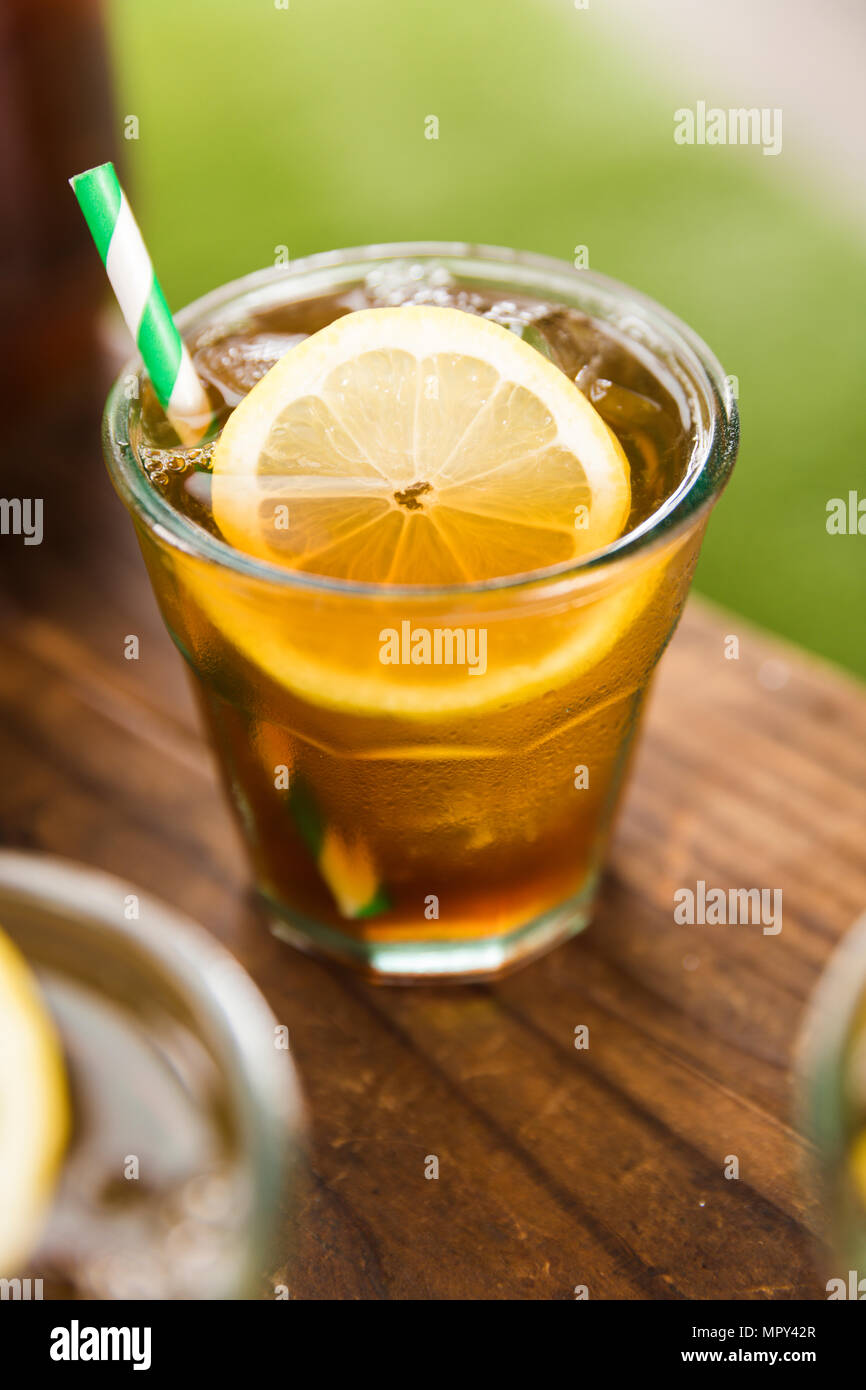 Close-up di ice tea con fettina di limone su tavola Foto Stock