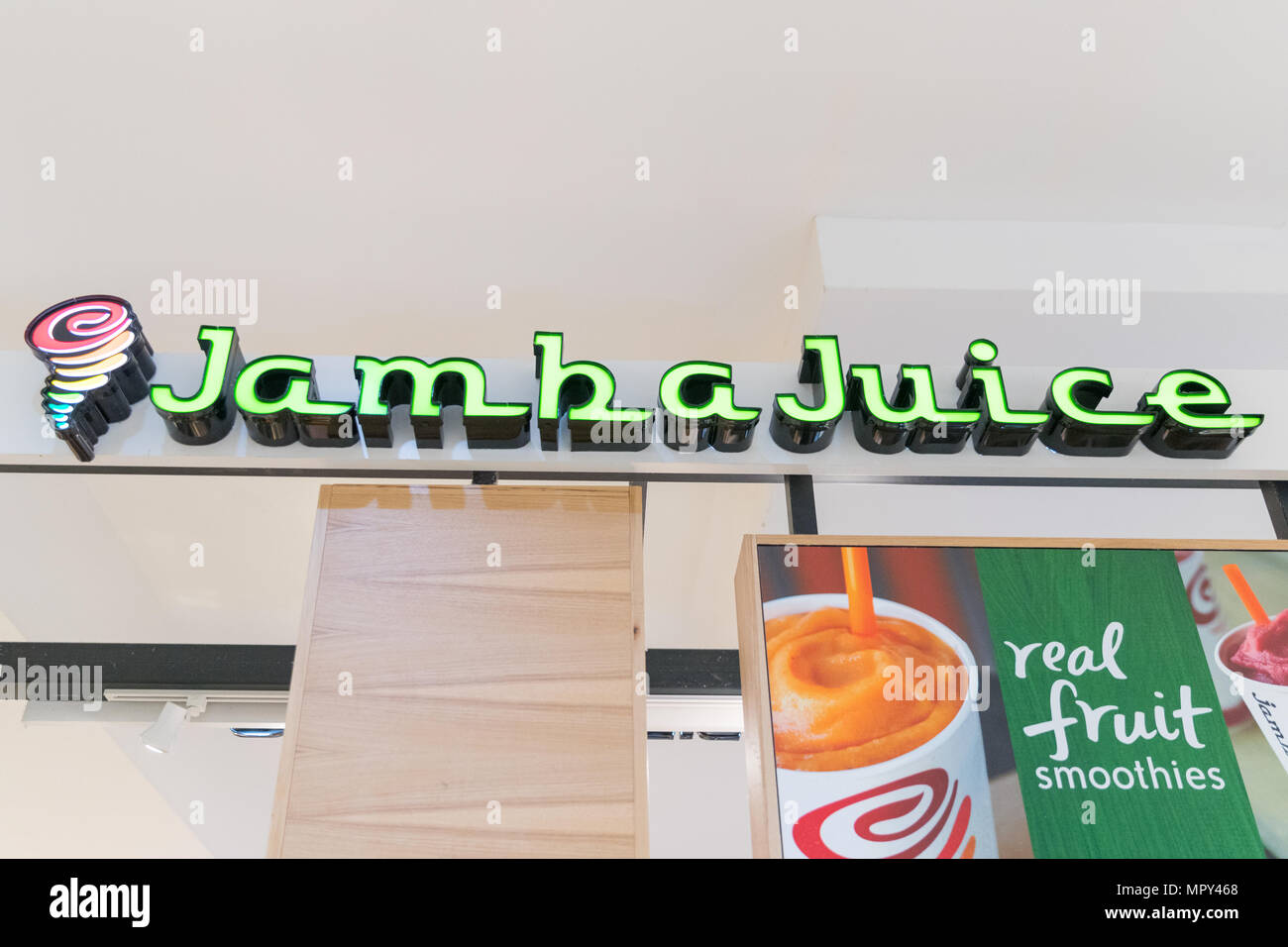 Philadelphia, Pennsylvania, 21 maggio 2018:Jamba Juice segno aziendale Logo aziendale sulla parete storefront. Foto Stock