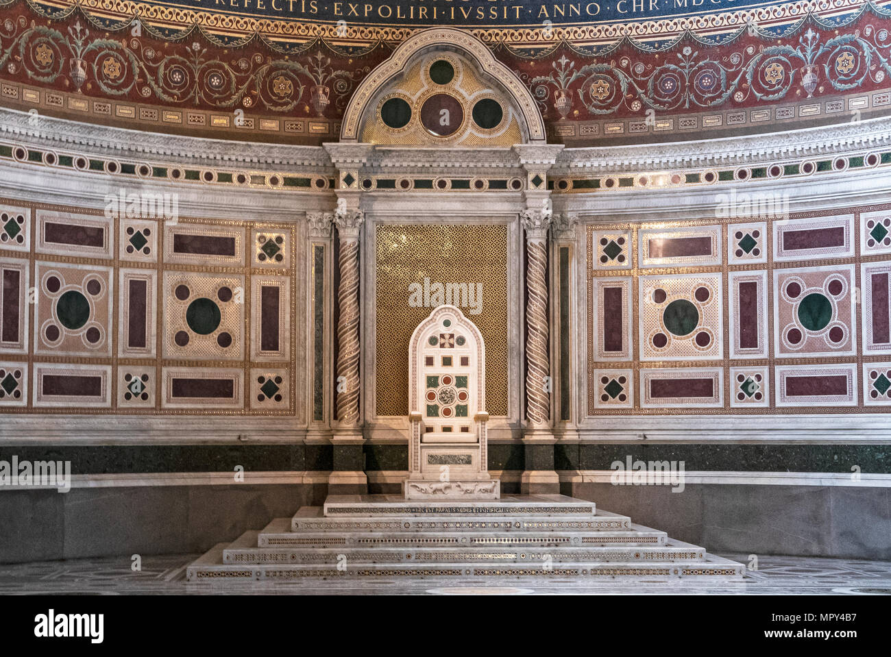 e dietro l altare maggiore