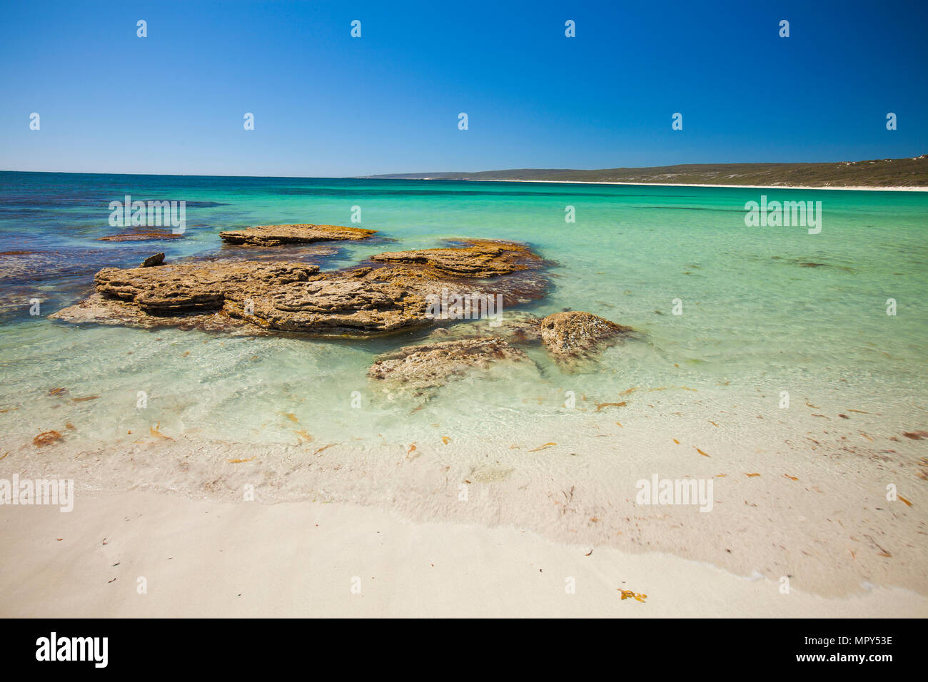 Vista panoramica del mare contro il cielo blu e chiaro durante la giornata di sole Foto Stock