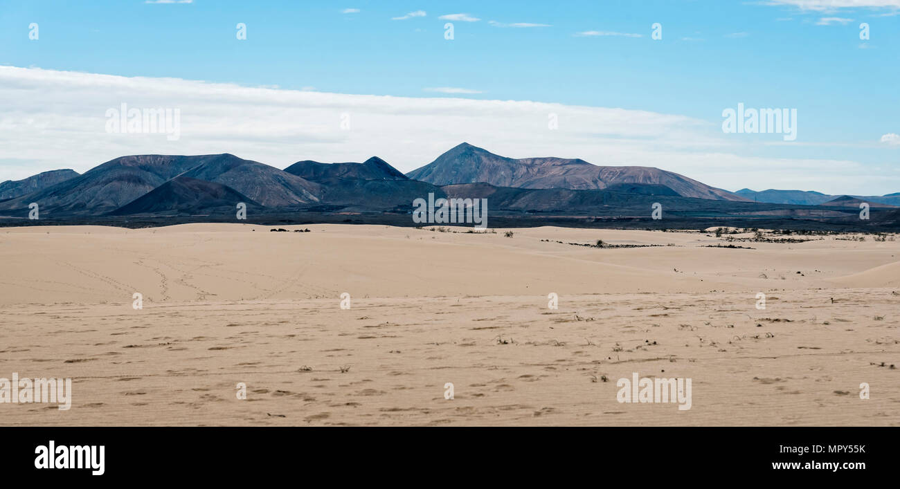 Vista panoramica delle gamme della montagna presso il desert contro sky Foto Stock