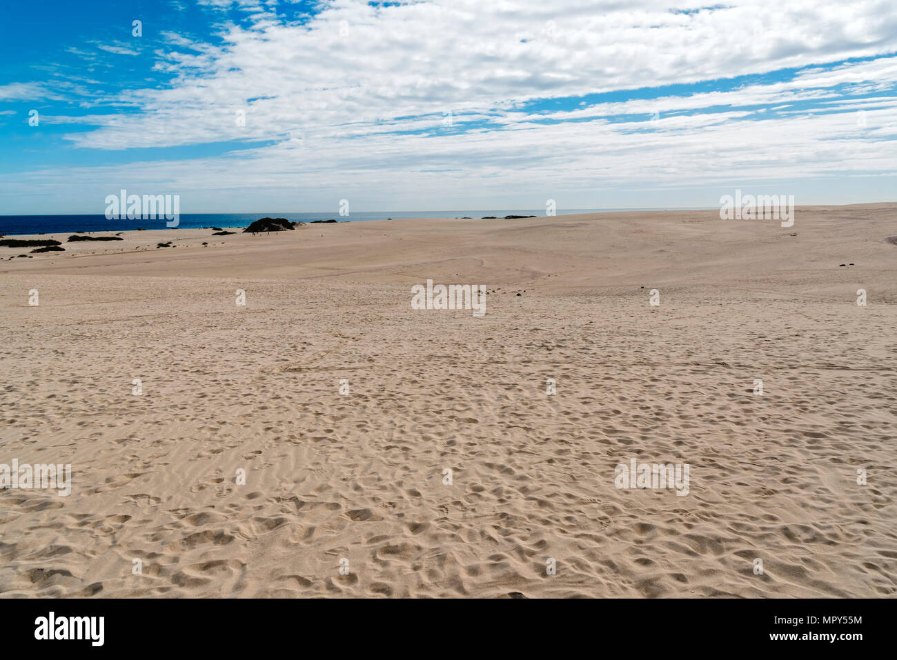 Visione idilliaca di deserto per mare contro il cielo nuvoloso Foto Stock