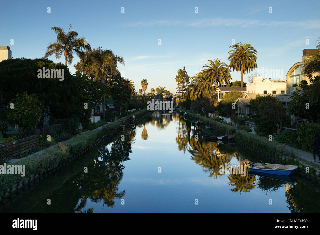 Canal tra gli alberi ed edifici in città contro sky Foto Stock
