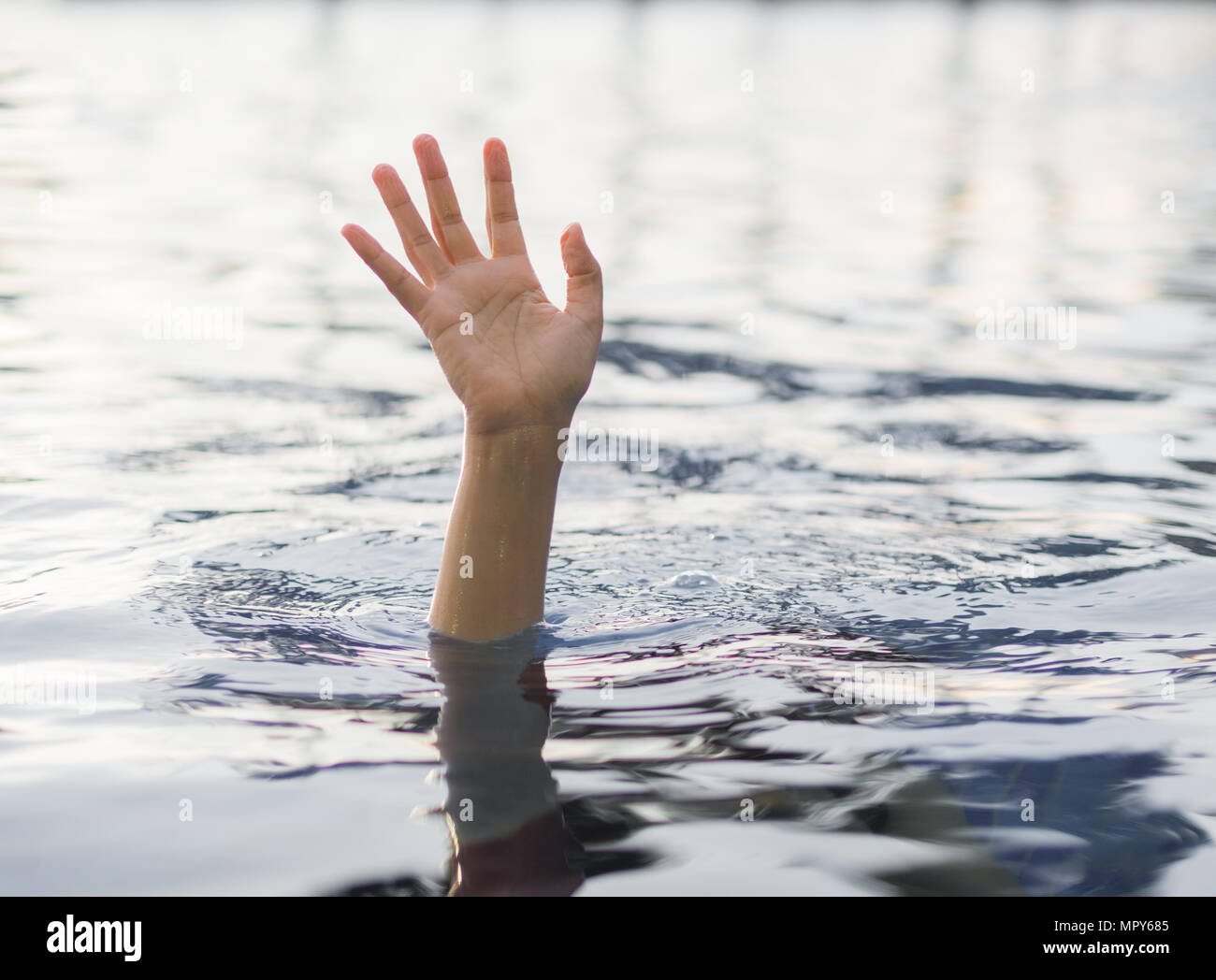 Vittime di annegamento, mano di annegamento donna che hanno bisogno di aiuto. Guasto e concetto di salvataggio. Foto Stock