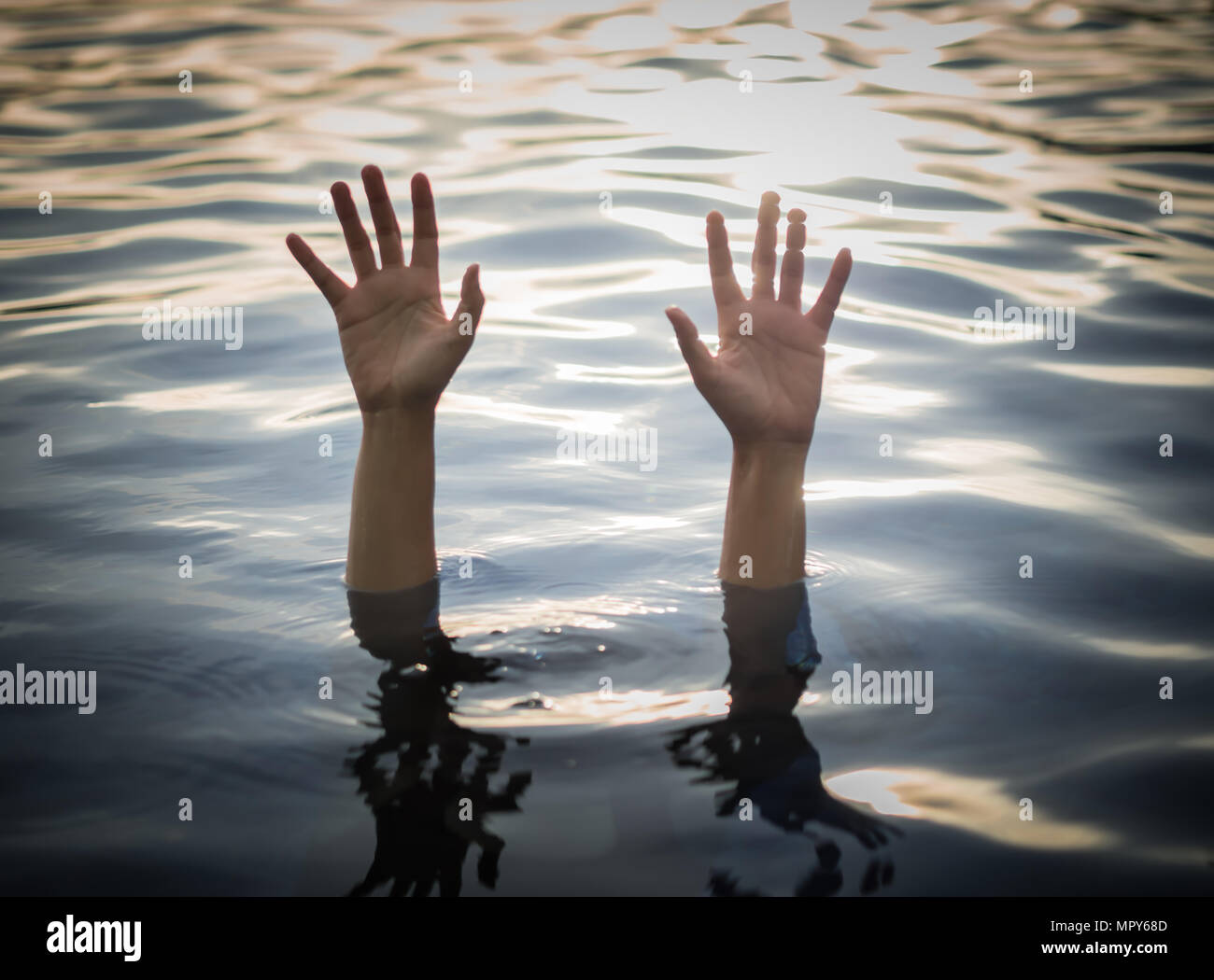 Vittime di annegamento, mano di annegamento donna che hanno bisogno di aiuto, con fuoco selettivo. Guasto e concetto di salvataggio. Foto Stock