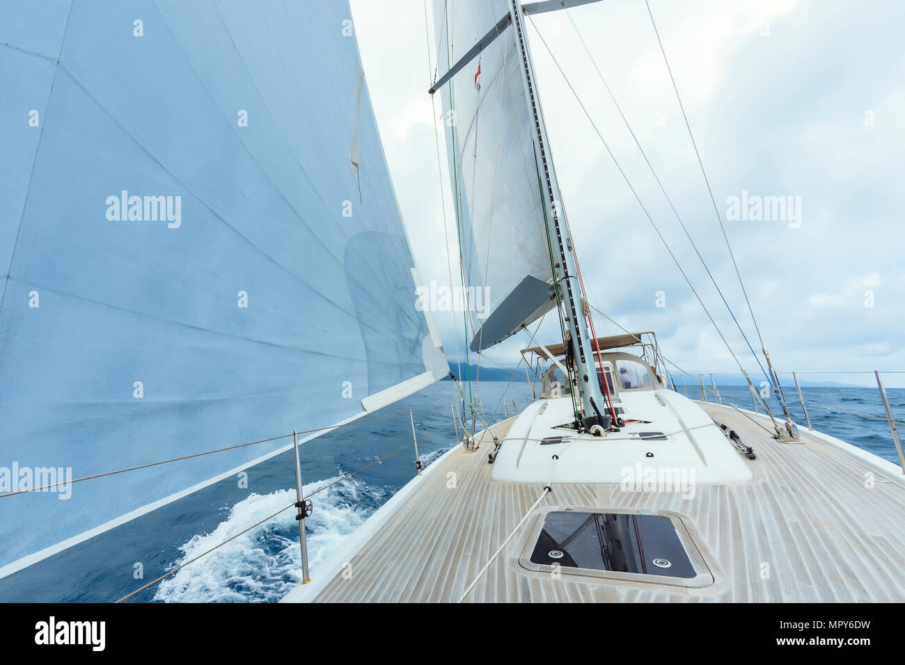 Nave a vela sul mare contro il cielo nuvoloso Foto Stock