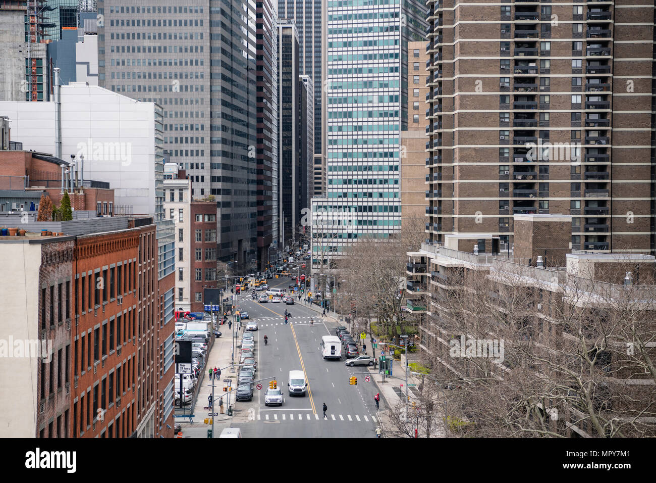 Alta Vista angolo di strada in mezzo a edifici in città Foto Stock