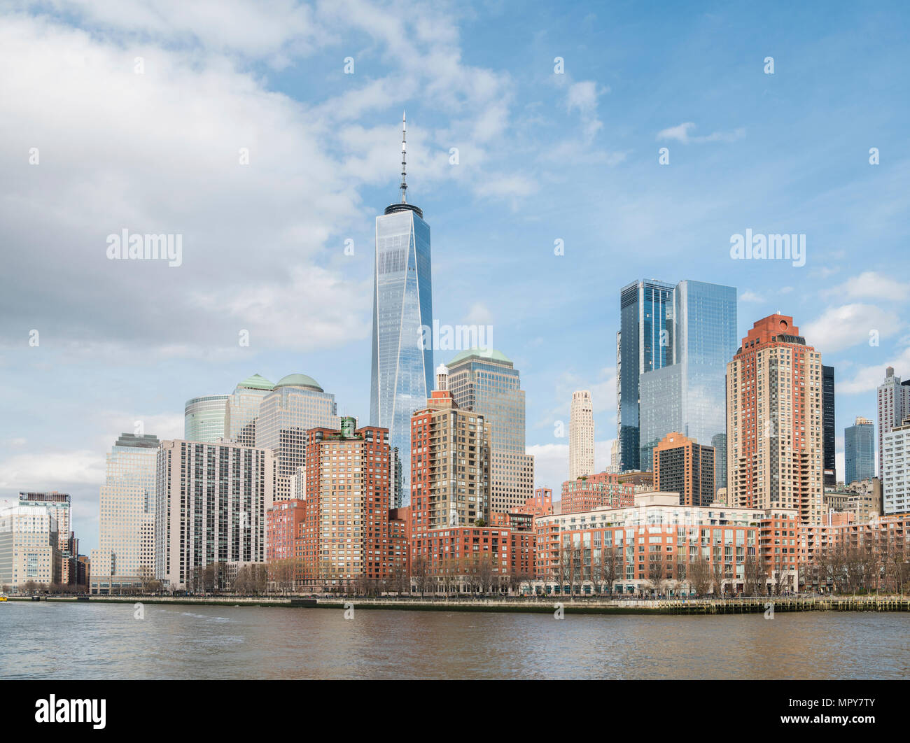 Moderni edifici dal fiume Hudson contro sky Foto Stock